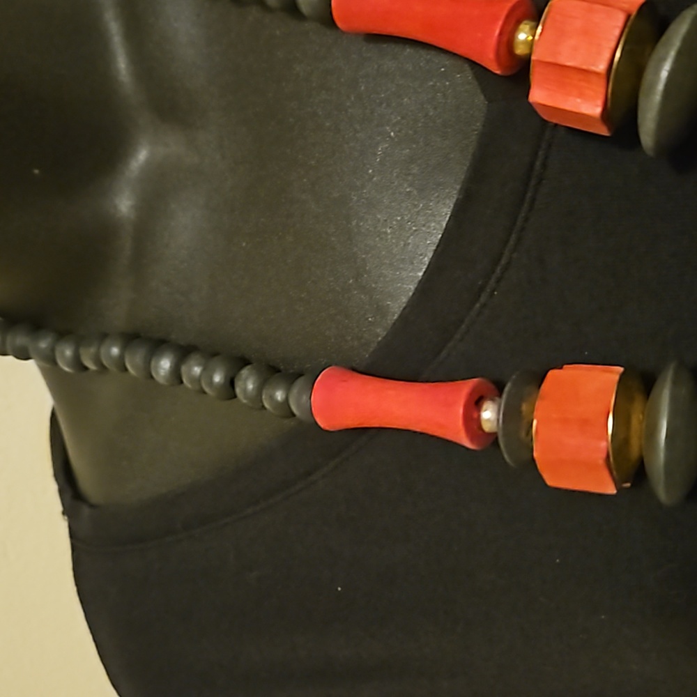 Vintage 30" Black and Red Chunky Wood Necklace. - Picture 4 of 6